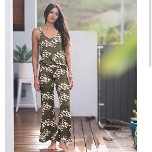 Fighting eel fish olive green pants size small